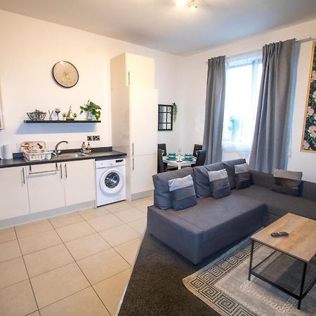 Ideal For Groups - Modern 2 Bedroom Apartment - Free Parking, Transit Links, Close To Stadiums 맨체스터 외부 사진